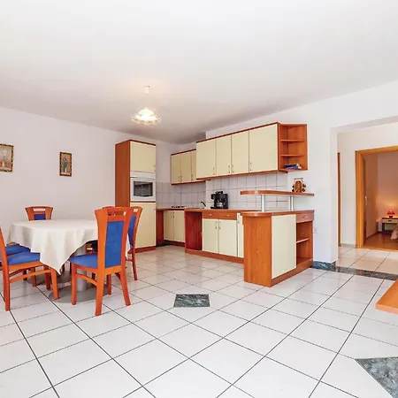 2 Bedroom In Apartmán Grižane