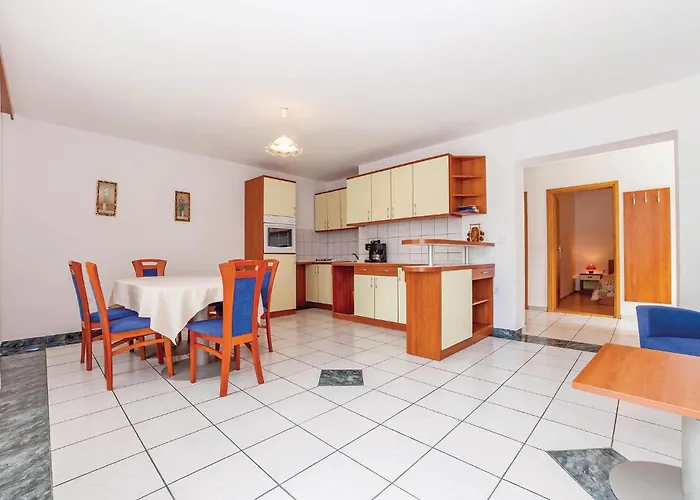 2 Bedroom Lovely In Apartment Grižane