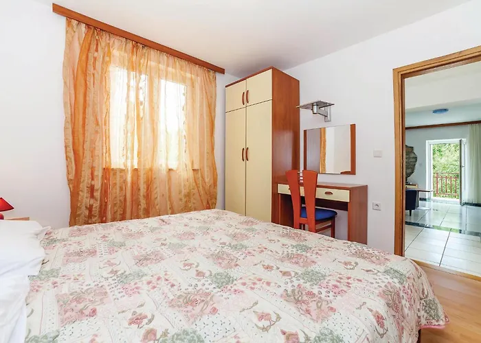 2 Bedroom Lovely In Apartment Grižane