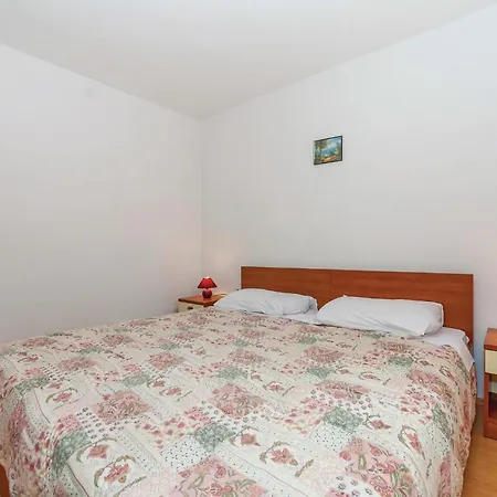 2 Bedroom Lovely In דירה Grižane