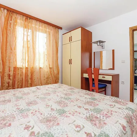 2 Bedroom Lovely In דירה Grižane