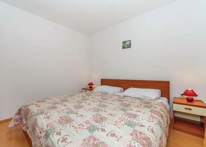 2 Bedroom Lovely In Apartamento Grižane